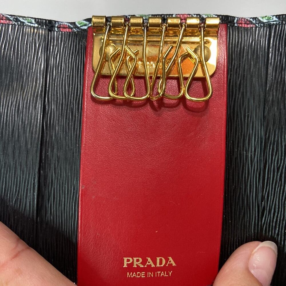 Authentic Prada Vitello Move Leather Heart Pattern Six Ring Tri-Fold Key Holder - Picture 7 of 10